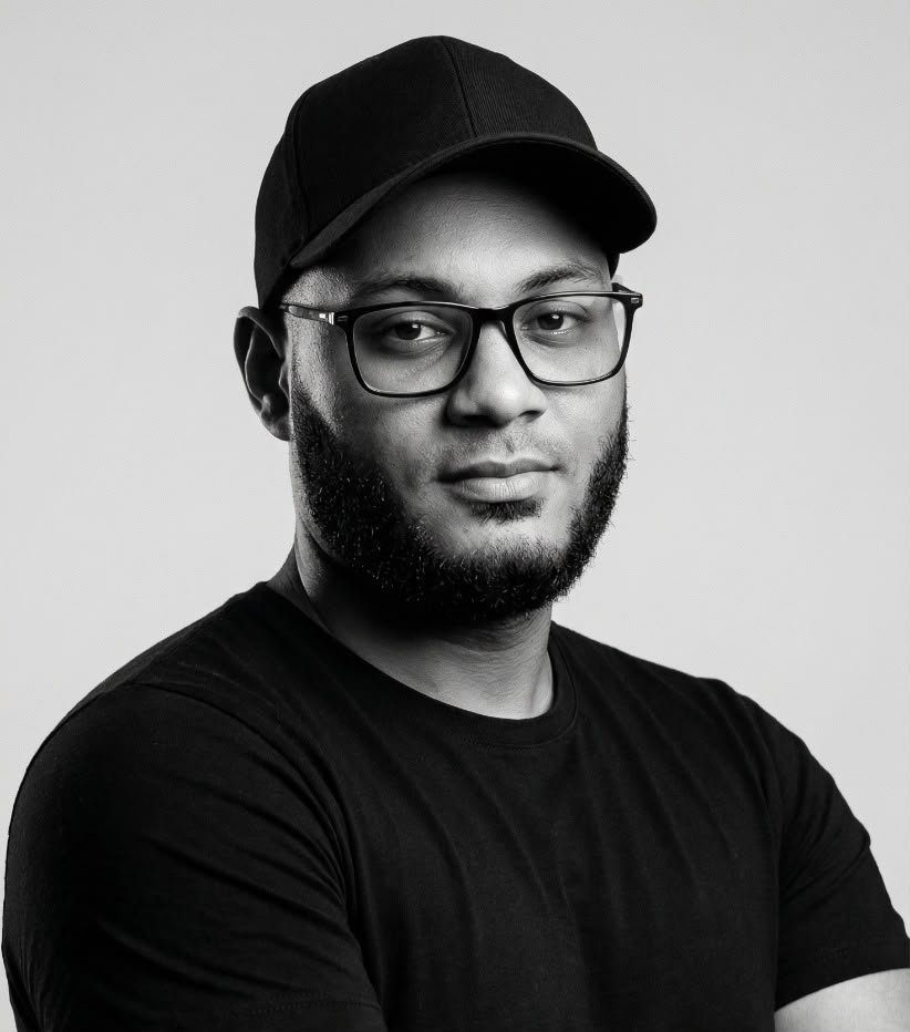 Retrato en blanco y negro de Luis, diseñador de Luis Arts
